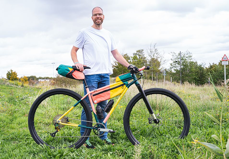 Tim Ahnsorge mit seinem individuellen Fahrrad mit 3d gedruckten Edelstahl-Teilen Tim Ahnsorge mit seinem individuellen Fahrrad