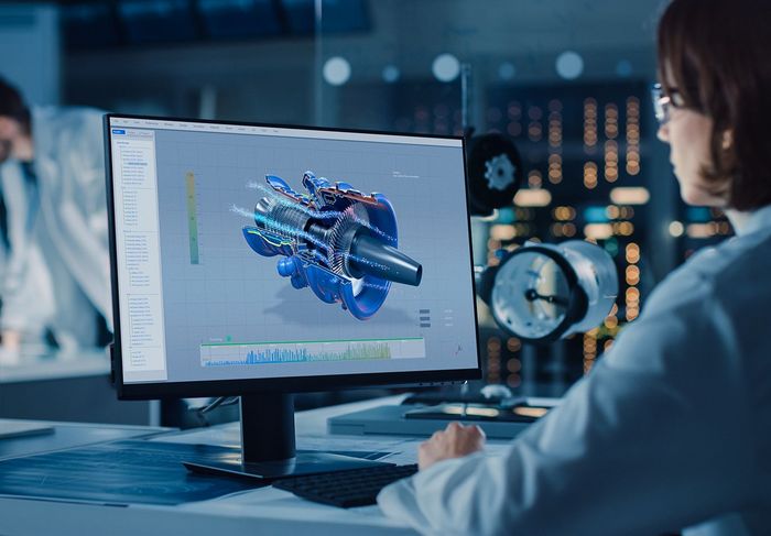 Maschineningenieurin konstruiert am Bildschirm