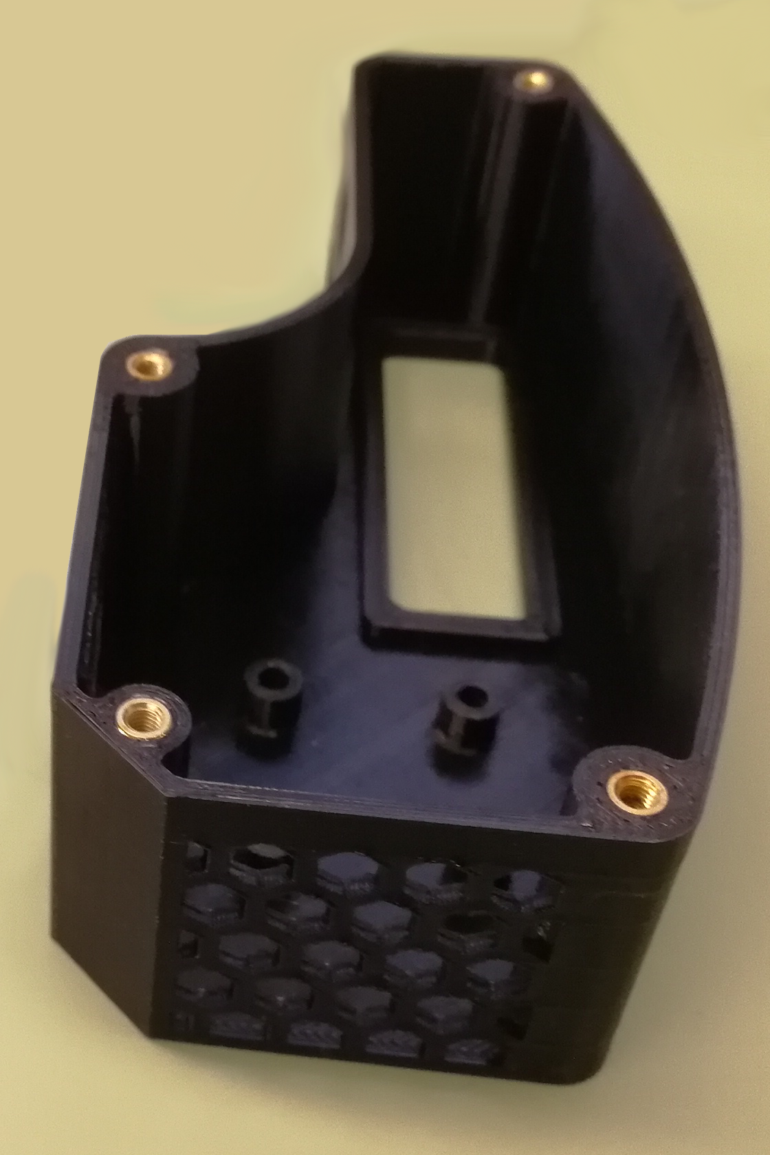 3D gedrucktes Gehäuse mit Gewindeeinsätzen