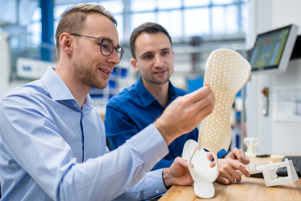 Ingenieure begutachten 3d gedruckte Orthese