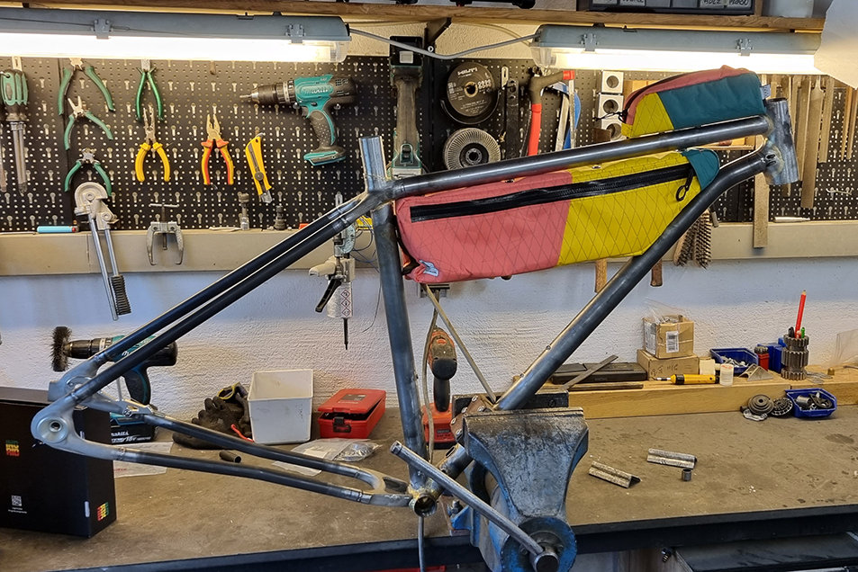 Bike-Rahmen mit 3d gedruckten Teilen wird angefertigt