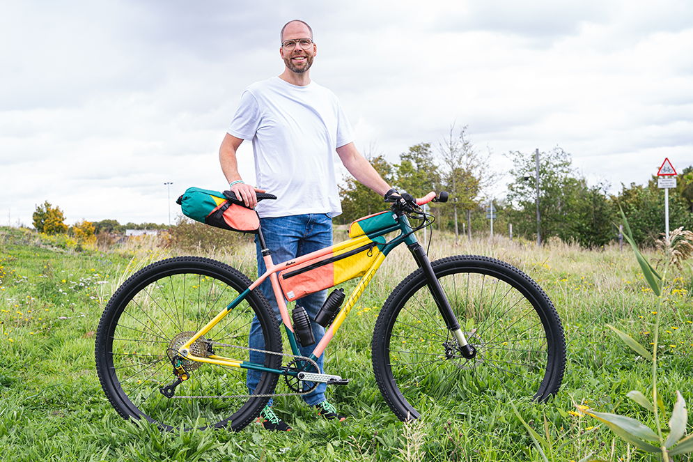 Tim Ahnsorge mit seinem individuellen Fahrrad mit 3d gedruckten Edelstahl-Teilen