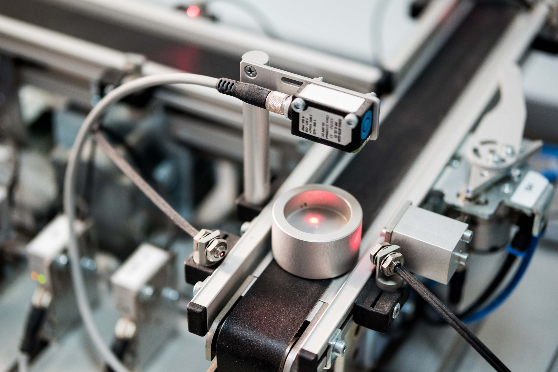 Montagelinie mit Sensoren und pneumatischer Ausrüstung