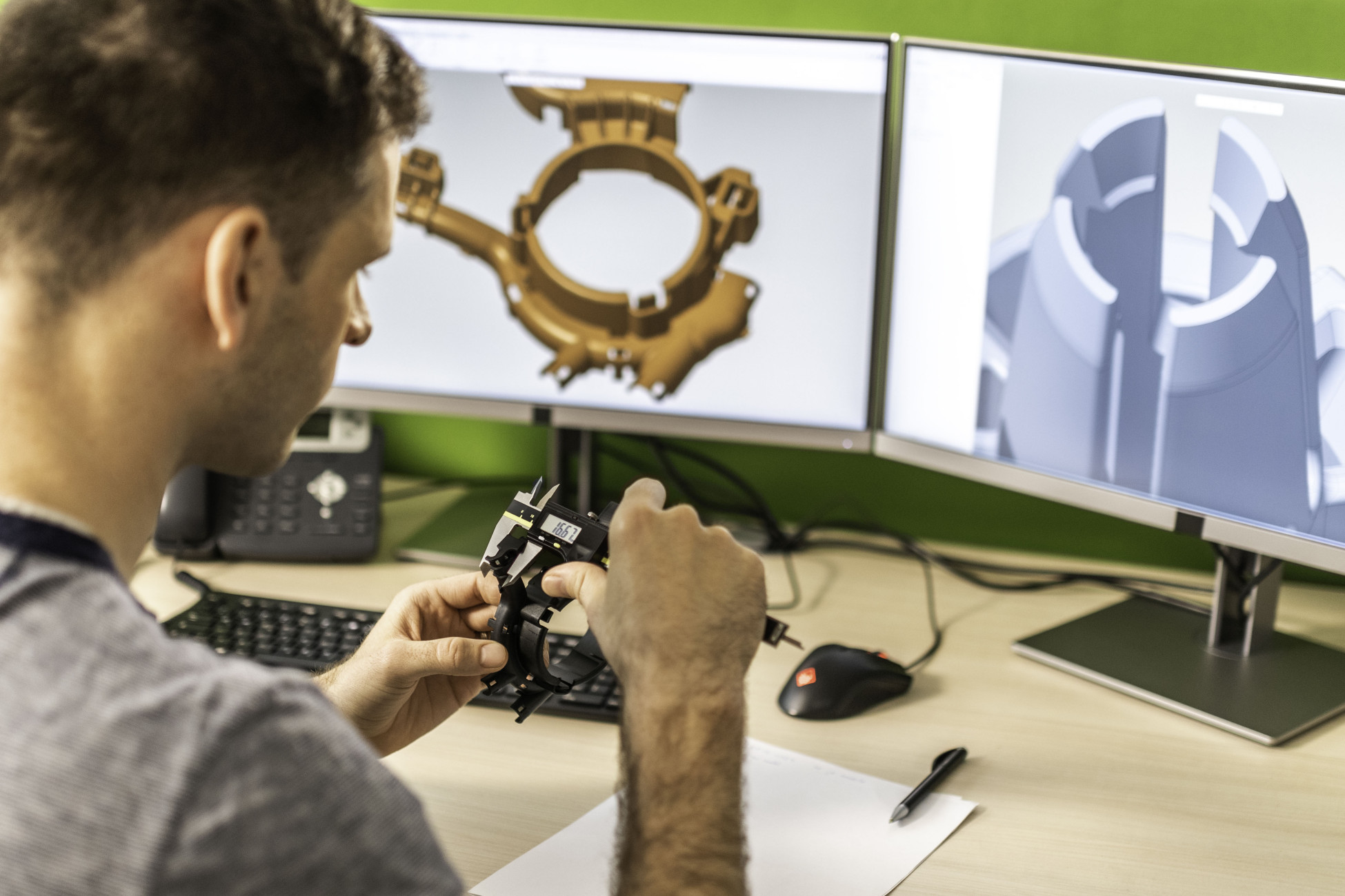 Maschineningenieur konstruiert eine 3D-Druckdatei Maschineningenieur konstruiert eine 3D-Druckdatei